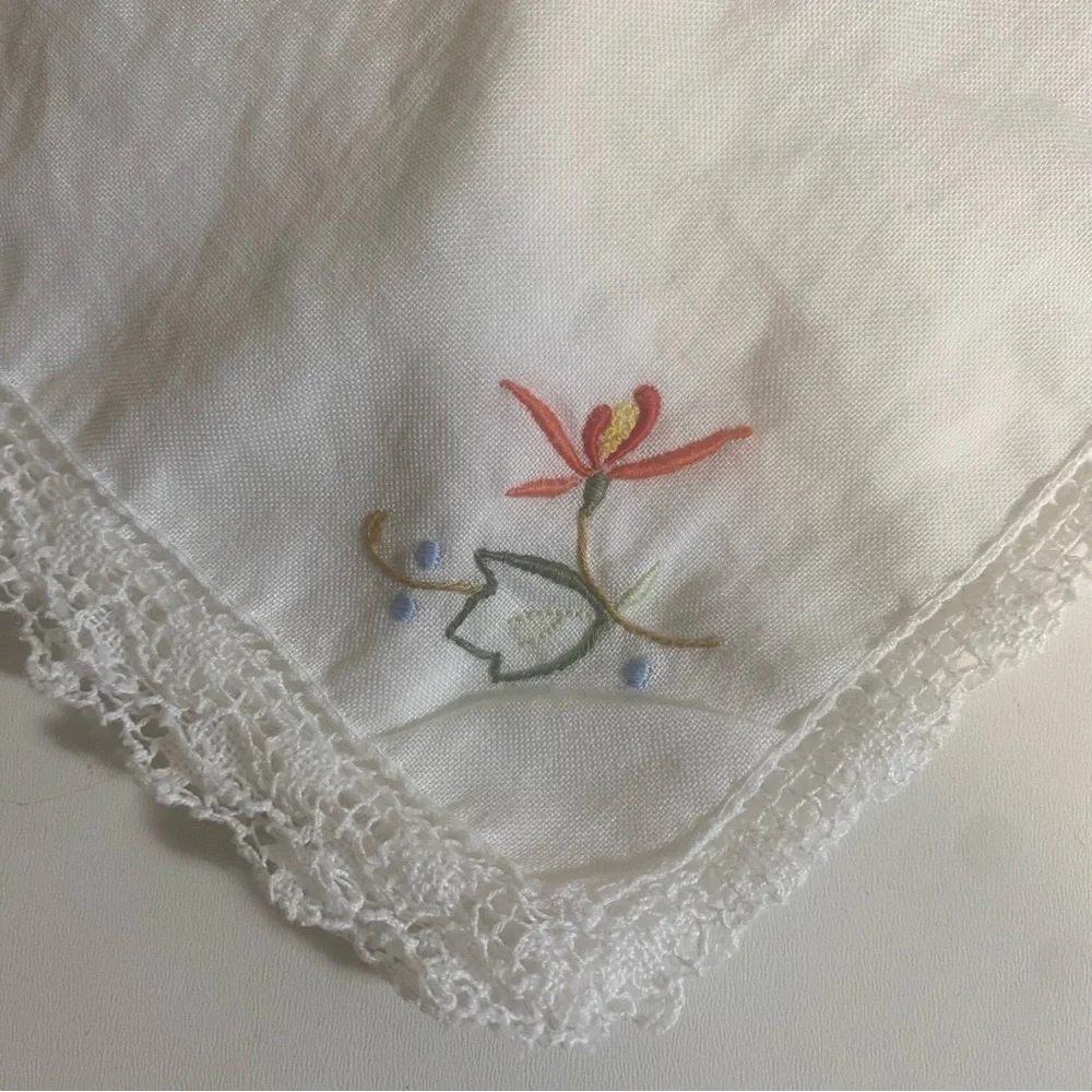 Vintage Set Of 7 Floral Embroidered Dinner Napkins With Lace Edge 15.5” Square